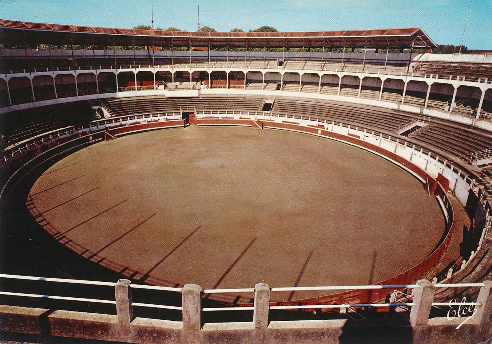 photo d’une corrida à cheval dans les arènes de Dax.